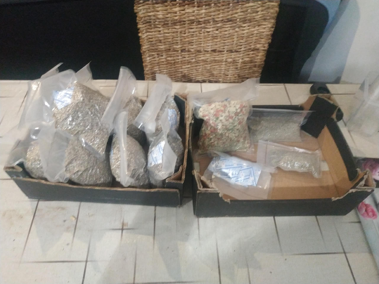 Na stole pokrytym ceratą, dwa pudła na warzywa. W lewym osiem zapakowanych próżniowo woreczków z mielonką orzechowo-ziarenkową. W prawym - jedna paszka z suszonymi warzywami, dwie z guayusą i mały woreczek z tlenożercami.